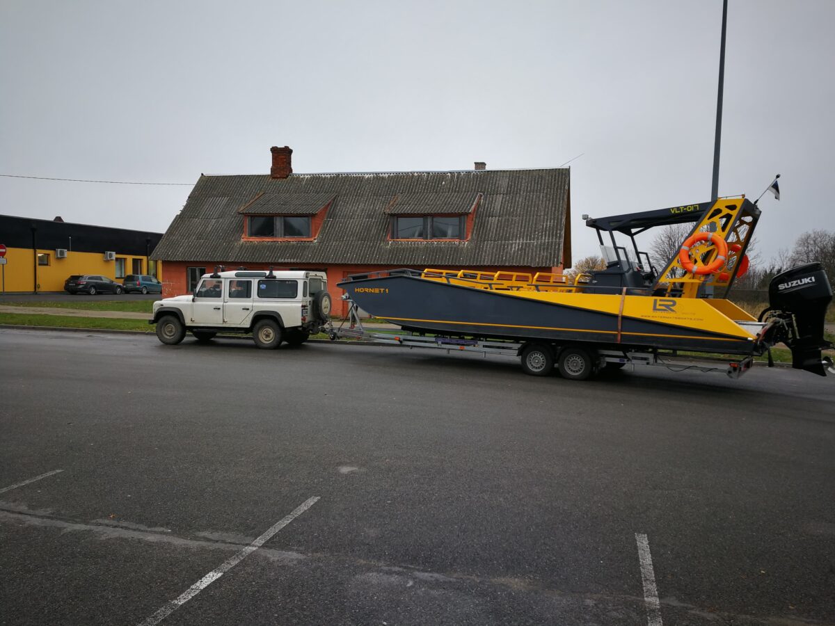 Tour boat on trailer LR9 safari