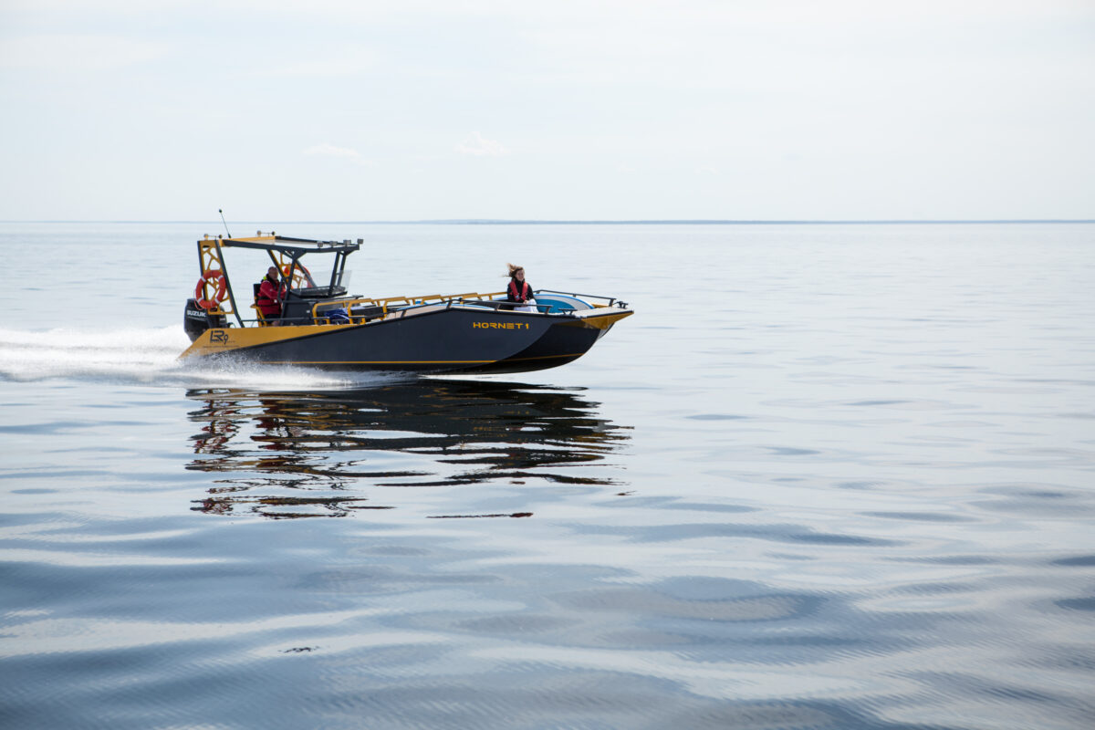 Tour boat fast