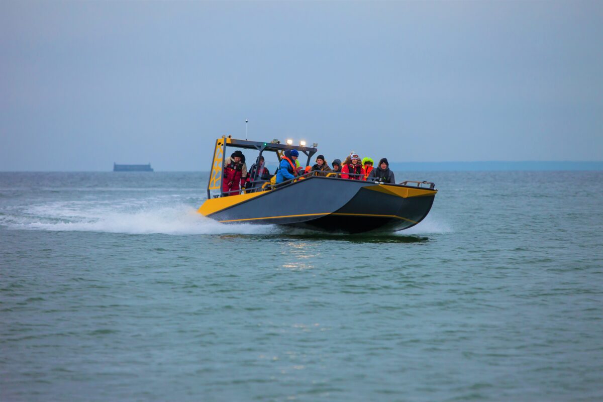 Tour boat fast