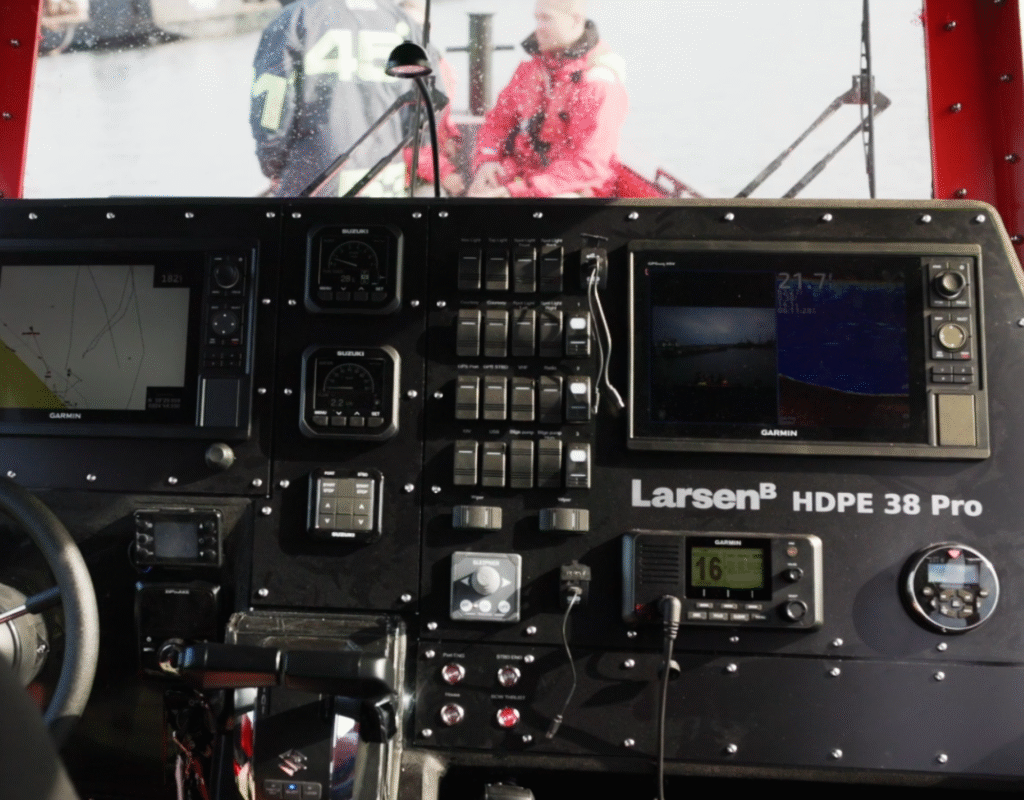 Larsen 38 PRO HDPE SAR boat bow render