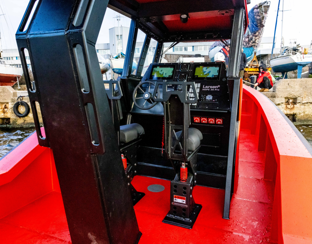 Larsen 30 PRO HDPE open-top professional SAR boat render