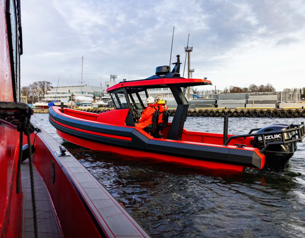 Larsen 30 PRO HDPE open-top SAR boat deck render